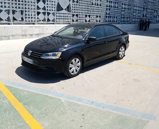 Vooraanzicht van een huurauto Volkswagen Jetta in Tirana, Albanië ✓ Auto #16618. ✓ Transmissie Automatisch TM ✓ 0 beoordelingen.