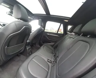 Innenraum von BMW X1 zur Miete in Georgien. Ein großartiges 5-Sitzer Fahrzeug mit Automatisch Getriebe.