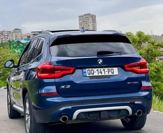 Innenraum von BMW X3 zur Miete in Georgien. Ein großartiges 5-Sitzer Fahrzeug mit Automatisch Getriebe.