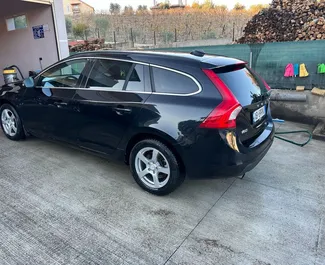 Volvo V60 2012 automašīnas noma Albānijā, iezīmes ✓ Dīzeļdegviela degviela un 150 zirgspēki ➤ Sākot no 18 EUR dienā.