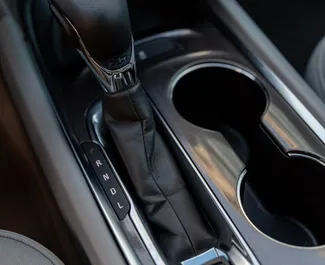 Innenraum von Chevrolet Malibu zur Miete in Georgien. Ein großartiges 5-Sitzer Fahrzeug mit Automatisch Getriebe.