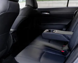 Innenraum von Toyota Corolla Cross zur Miete in Georgien. Ein großartiges 5-Sitzer Fahrzeug mit Automatisch Getriebe.