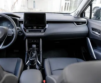 Vermietung Toyota Corolla Cross. Wirtschaft, Komfort, Crossover Fahrzeug zur Miete in Georgien ✓ Kaution Einzahlung von 400 GEL ✓ Versicherungsoptionen KFZ-HV, VKV Plus.