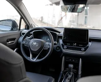 Benzin 2,0L Motor von Toyota Corolla Cross 2024 zur Miete in Tiflis.