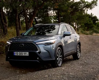 Frontansicht eines Mietwagens Toyota Corolla Cross in Tiflis, Georgien ✓ Auto Nr.16814. ✓ Automatisch TM ✓ 0 Bewertungen.