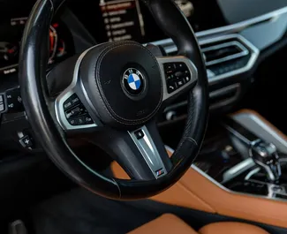 Innenraum von BMW X6 zur Miete in Georgien. Ein großartiges 5-Sitzer Fahrzeug mit Automatisch Getriebe.