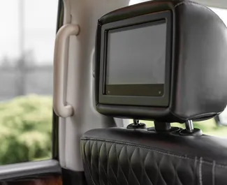 Innenraum von Infiniti QX80 zur Miete in Georgien. Ein großartiges 7-Sitzer Fahrzeug mit Automatisch Getriebe.