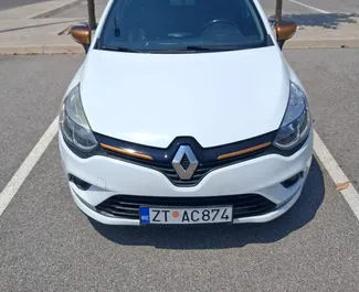 Wnętrze Renault Clio 4 do wynajęcia w Czarnogórze. Doskonały samochód 5-osobowy. ✓ Skrzynia Manualna.