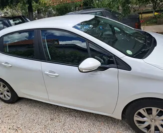 Vista frontal de un Peugeot 208 de alquiler en Budva, Montenegro ✓ Coche n.º 16781. ✓ Manual TM ✓ 0 opiniones.