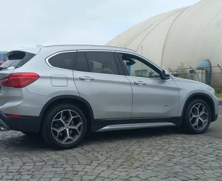 Frontansicht eines Mietwagens BMW X1 in Tiflis, Georgien ✓ Auto Nr.16646. ✓ Automatisch TM ✓ 0 Bewertungen.