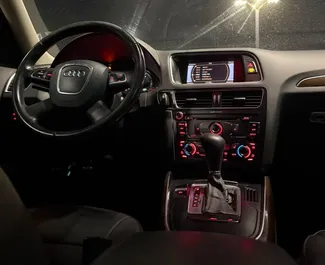 Interiér Audi Q5 k pronájmu v Albánii. Skvělé auto s 5 sedadly a převodovkou Automatické.