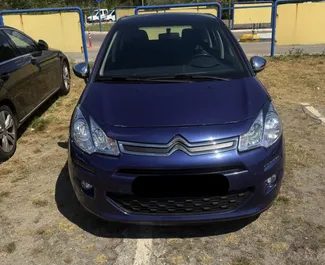 Vista frontal de un Citroen C3 de alquiler en Budva, Montenegro ✓ Coche n.º 16701. ✓ Manual TM ✓ 0 opiniones.
