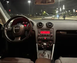 Wnętrze Audi A3 do wynajęcia w Albanii. Doskonały samochód 5-osobowy. ✓ Skrzynia Automatyczna.