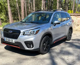 Vista frontal de un Subaru Forester de alquiler en Kutaisi, Georgia ✓ Coche n.º 16742. ✓ Automático TM ✓ 0 opiniones.