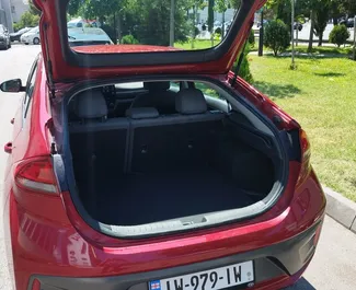 Interieur van Hyundai Ioniq te huur in Georgië. Een geweldige auto met 5 zitplaatsen en een Automatisch transmissie.