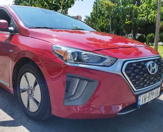 Vooraanzicht van een huurauto Hyundai Ioniq in Tbilisi, Georgië ✓ Auto #16720. ✓ Transmissie Automatisch TM ✓ 0 beoordelingen.