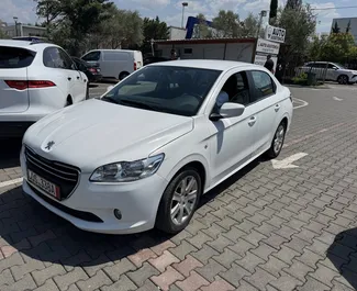 Frontansicht eines Mietwagens Peugeot 301 in Tirana, Albanien ✓ Auto Nr.16809. ✓ Schaltgetriebe TM ✓ 0 Bewertungen.