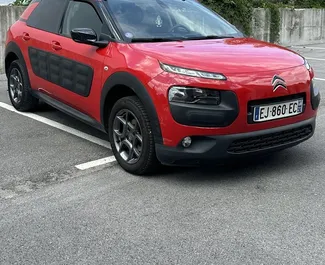 Vista frontal de un Citroen C4 Cactus de alquiler en Budva, Montenegro ✓ Coche n.º 16699. ✓ Manual TM ✓ 0 opiniones.