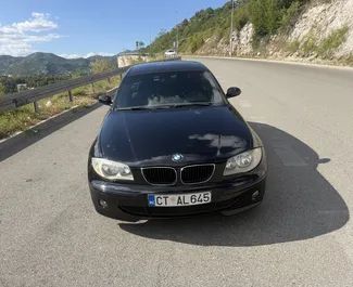 Frontansicht eines Mietwagens BMW 1-series in Budva, Montenegro ✓ Auto Nr.16780. ✓ Schaltgetriebe TM ✓ 0 Bewertungen.