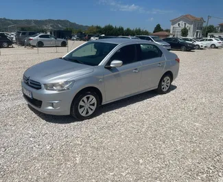Vooraanzicht van een huurauto Citroen Elysee in Tirana, Albanië ✓ Auto #11669. ✓ Transmissie Handmatig TM ✓ 0 beoordelingen.