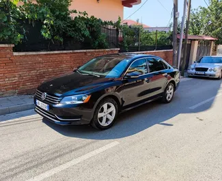 Verhuur Volkswagen Passat. Comfort Auto te huur in Albanië ✓ Borg van Borg van 100 EUR ✓ Verzekeringsmogelijkheden TPL, FDW, Buitenland.