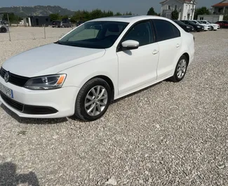Vooraanzicht van een huurauto Volkswagen Jetta in Tirana, Albanië ✓ Auto #10595. ✓ Transmissie Automatisch TM ✓ 0 beoordelingen.