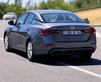 Nissan Sentra kiralama için Ermenistan'da iç mekanı. Harika bir 5 koltuklu araba, Otomatik şanzıman ile.