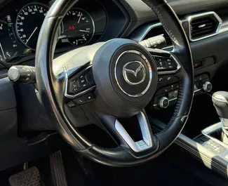 Mazda CX-5 kiralama için Ermenistan'da iç mekanı. Harika bir 5 koltuklu araba, Otomatik şanzıman ile.