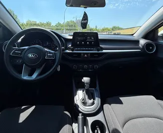 Kia Cerato kiralama için Ermenistan'da iç mekanı. Harika bir 5 koltuklu araba, Otomatik şanzıman ile.
