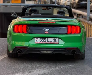 Ford Mustang Cabrio 2021 için kiralık Benzin 2,4L motor, Erivan'da.