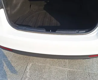 Benzine motor van 2,0L van Kia Cerato 2016 te huur in Tbilisi.