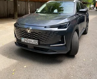Predný pohľad na prenajaté auto Changan CS55 Plus v v Almaty, Kazachstan ✓ Auto č. 15824. ✓ Prevodovka Automatické TM ✓ Hodnotenia 1.