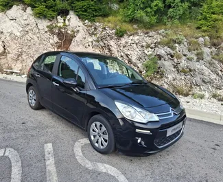 Vista frontal de un Citroen C3 de alquiler en Budva, Montenegro ✓ Coche n.º 16785. ✓ Manual TM ✓ 0 opiniones.