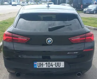 Innenraum von BMW X2 zur Miete in Georgien. Ein großartiges 5-Sitzer Fahrzeug mit Automatisch Getriebe.
