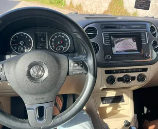 Benzin 2,0L Motor von Volkswagen Tiguan 2016 zur Miete in Tiflis.
