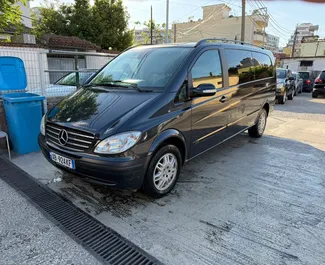 Vista frontale di un noleggio Mercedes-Benz Viano all'aeroporto di Tirana, Albania ✓ Auto #16744. ✓ Cambio Automatico TM ✓ 0 recensioni.