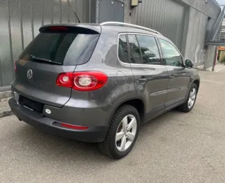 Nomas automašīnas priekšskats Volkswagen Tiguan Durresā, Albānija ✓ Automašīna #16774. ✓ Pārnesumu kārba Automātiskais TM ✓ Atsauksmes 0.