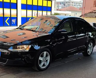 Vooraanzicht van een huurauto Volkswagen Jetta in Tirana, Albanië ✓ Auto #10599. ✓ Transmissie Automatisch TM ✓ 0 beoordelingen.