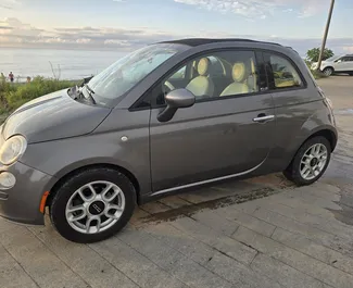 Innenraum von Fiat 500 Cabrio zur Miete in Georgien. Ein großartiges 4-Sitzer Fahrzeug mit Automatisch Getriebe.