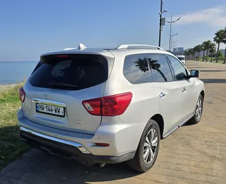 Frontansicht eines Mietwagens Nissan Pathfinder in Batumi, Georgien ✓ Auto Nr.16953. ✓ Automatisch TM ✓ 0 Bewertungen.