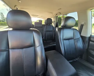 Innenraum von Nissan Pathfinder zur Miete in Georgien. Ein großartiges 7-Sitzer Fahrzeug mit Automatisch Getriebe.