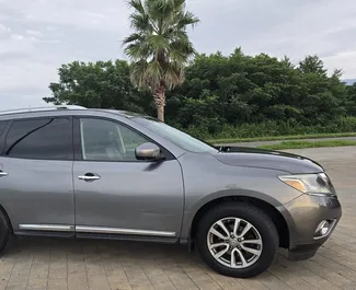 Frontansicht eines Mietwagens Nissan Pathfinder in Batumi, Georgien ✓ Auto Nr.17010. ✓ Automatisch TM ✓ 0 Bewertungen.