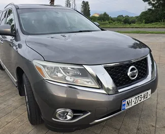 Mietwagen Nissan Pathfinder 2017 in Georgien, mit Benzin-Kraftstoff und 260 PS ➤ Ab 225 GEL pro Tag.
