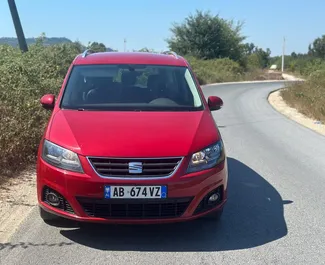 Nomas automašīnas priekšskats SEAT Alhambra pie Tirānas lidostas, Albānija ✓ Automašīna #16855. ✓ Pārnesumu kārba Automātiskais TM ✓ Atsauksmes 0.