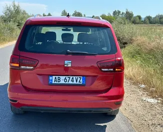 SEAT Alhambra 2018 automašīnas noma Albānijā, iezīmes ✓ Dīzeļdegviela degviela un 145 zirgspēki ➤ Sākot no 50 EUR dienā.
