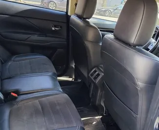 Innenraum von Mitsubishi Outlander Xl zur Miete in Georgien. Ein großartiges 7-Sitzer Fahrzeug mit Automatisch Getriebe.