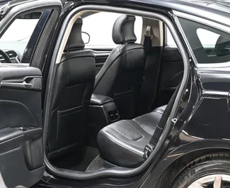 Interiér Ford Fusion Sedan k pronájmu v Gruzii. Skvělé auto s 5 sedadly a převodovkou Automatické.