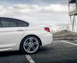 Interiér BMW 6-series Coupe na prenájom v v Gruzínsku. Skvelé auto so sedadlami pre 4 osôb s prevodovkou Automatické.