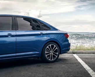 Interiér Volkswagen Jetta k pronájmu v Gruzii. Skvělé auto s 5 sedadly a převodovkou Automatické.