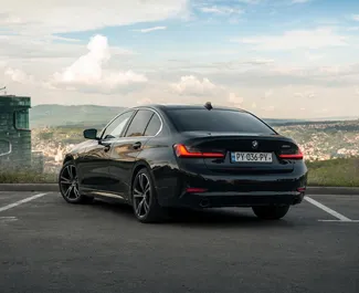 Pronájem BMW 330i. Auto typu Komfort, Prémiová k pronájmu v Gruzii ✓ Vklad 540 GEL ✓ Možnosti pojištění: TPL, CDW, Cestující, Krádež, Young.